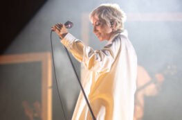 Copertina di “Porto i mutandoni, fatti i c***i tuoi”: Malika Ayane su tutte le furie per la domanda del fan