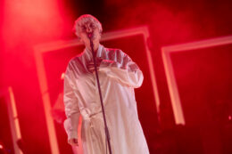 Copertina di “Tutti stupiscono con effetti speciali? Io riduco tutto ai minimi termini”: Malika Ayane, controcorrente ed elegante. Ecco perché merita Sanremo 2025