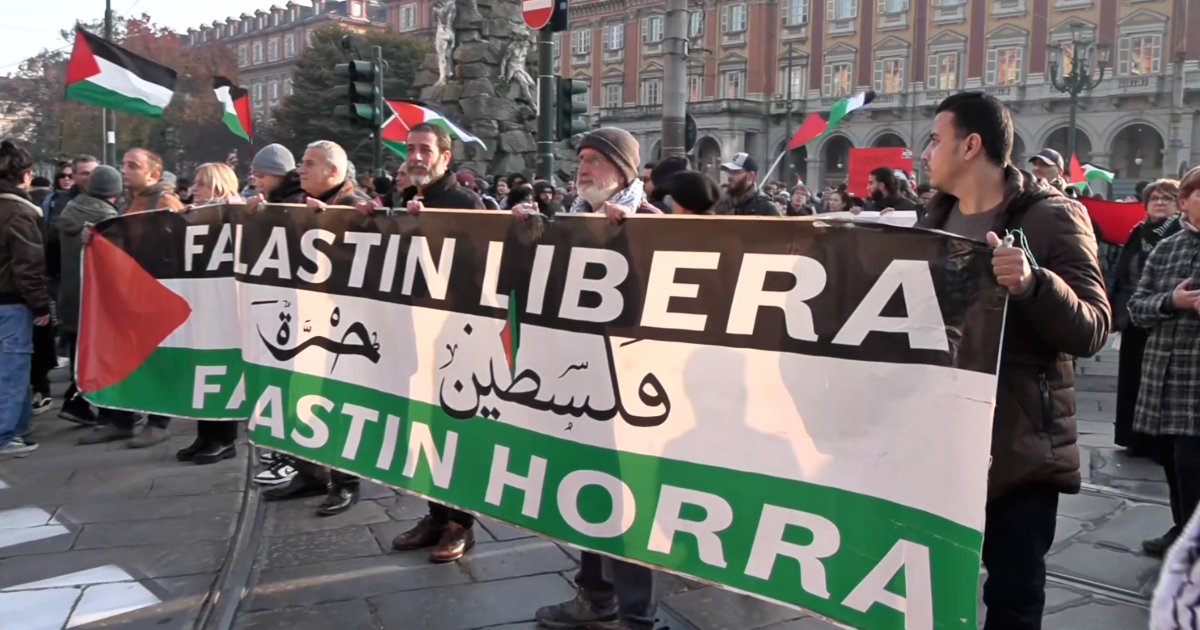 Corteo per la Palestina a Torino: “Basta armi a Israele, fermiamo l’Occidente genocida e guerrafondaio”