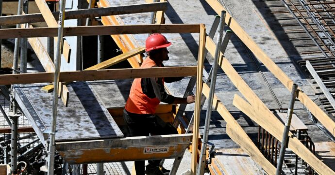 Copertina di Si ferisce in cantiere, abbandonato in strada