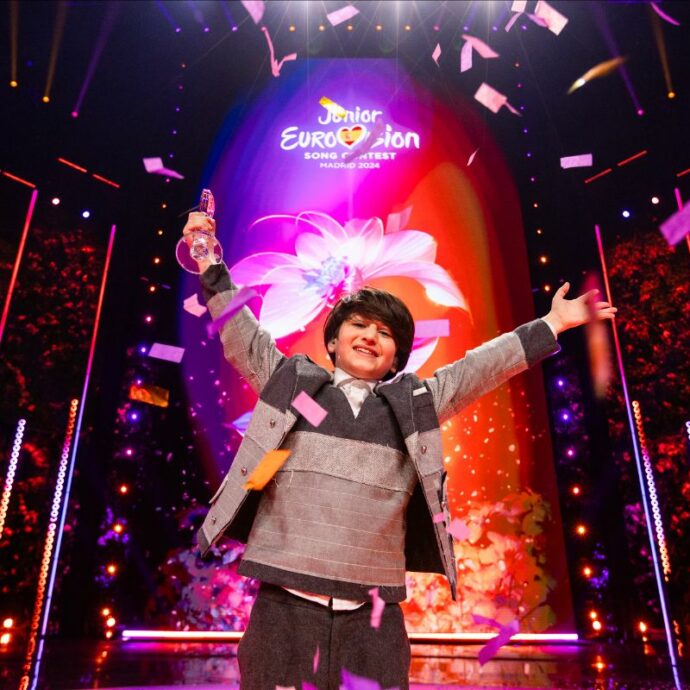 Junior Eurovision 2024, vince Andria Putkaradze della Georgia con una canzone dedicata alla mamma. L’Italia si classifica al nono posto con Simone Grande