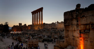 Copertina di Libano, raid israeliani danneggiano le rovine Unesco di Baalbek e Tiro. L’Onu mette sotto “protezione rafforzata” 34 siti archeologici