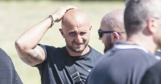 Copertina di Il capo ultras del Milan Luca Lucci arrestato di nuovo: “Importate 2 tonnellate di droga. L’associazione era vicina alla cosca Barbaro”