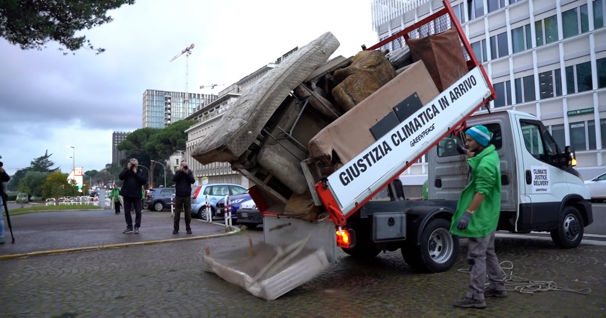 Gli oggetti distrutti dalle alluvioni scaricati davanti all’azienda Eni a Roma, l’azione di Greenpeace: “Presentato il conto” – Video