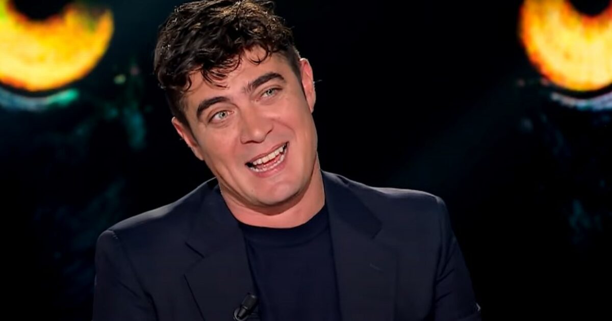 “Sette ore a fingere un amplesso con Monica Bellucci mentre ero su una sedia a rotelle… È stato complicato restare passivo”: Riccardo Scamarcio parla di Manuale d’Amore 2 a Belve