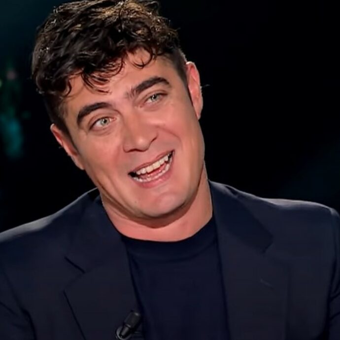 “Sette ore a fingere un amplesso con Monica Bellucci mentre ero su una sedia a rotelle… È stato complicato restare passivo”: Riccardo Scamarcio parla di Manuale d’Amore 2 a Belve