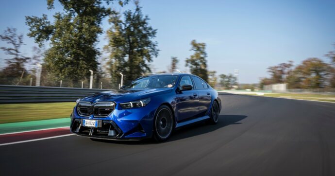 Copertina di Bmw M5, la prova de Il Fatto.it – L’ibrido che convince, anche sulla pista di Monza – FOTO