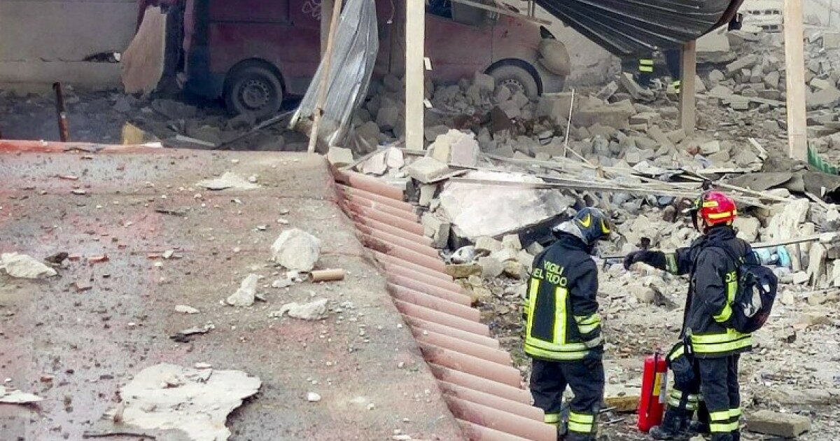 Esplosione in una fabbrica di fuochi di artificio a Ercolano (Napoli): almeno due morti