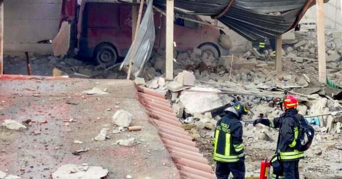 Copertina di Ercolano (Na), esplode fabbrica fuochi: 3 morti