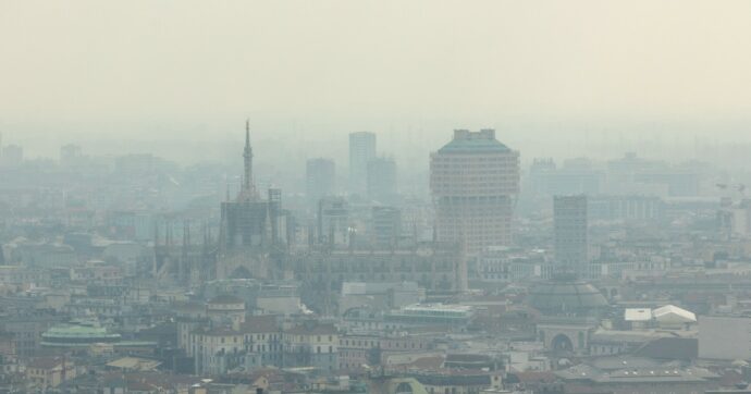 Inquinamento, superato il valore limite di Pm10: da oggi scattano le misure anti smog a Milano, Bergamo e Brescia