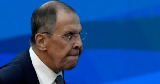 Copertina di Ucraina, Putin firma la nuova dottrina nucleare: “Possibile risposta atomica ai missili occidentali”. Usa: “Retorica irresponsabile” – Diretta