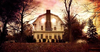 Copertina di “Rituali satanici e voci nella notte. Non è una bufala, ma un avvertimento”: la casa del film “Amityville Horror” è ancora “infestata”