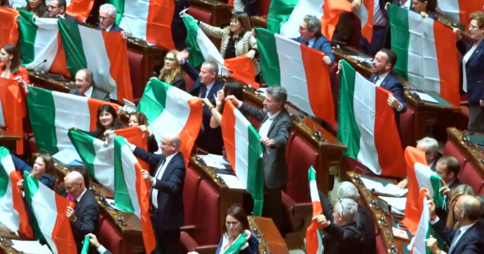 Copertina di Autonomia, bocciata la mozione che ne chiede lo stop: protesta delle opposizioni col Tricolore e grida “vergogna” – Video