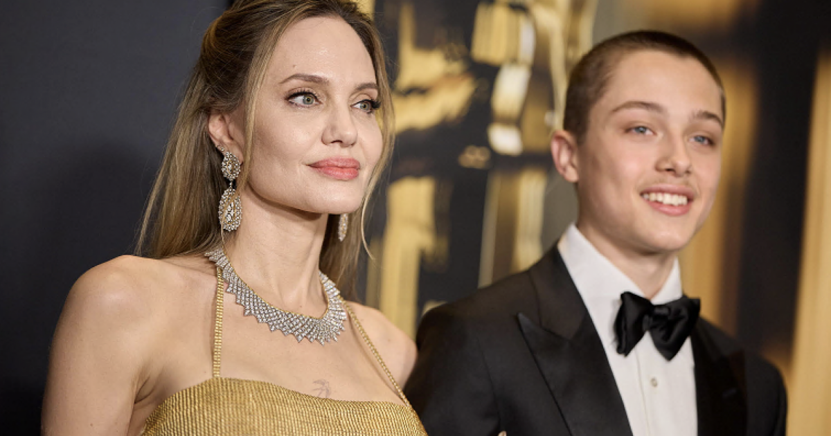 Angelina Jolie presenta il figlio Knox sul red carpet dei Governors Awards: “Assomiglia molto a papà Brad ...