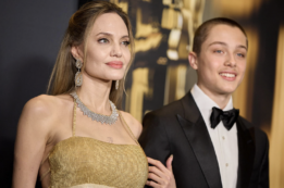 Copertina di Angelina Jolie presenta il figlio Knox sul red carpet dei Governors Awards: “Assomiglia molto a papà Brad Pitt”