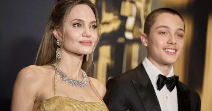 Copertina di Angelina Jolie presenta il figlio Knox sul red carpet dei Governors Awards: “Assomiglia molto a papà Brad Pitt”