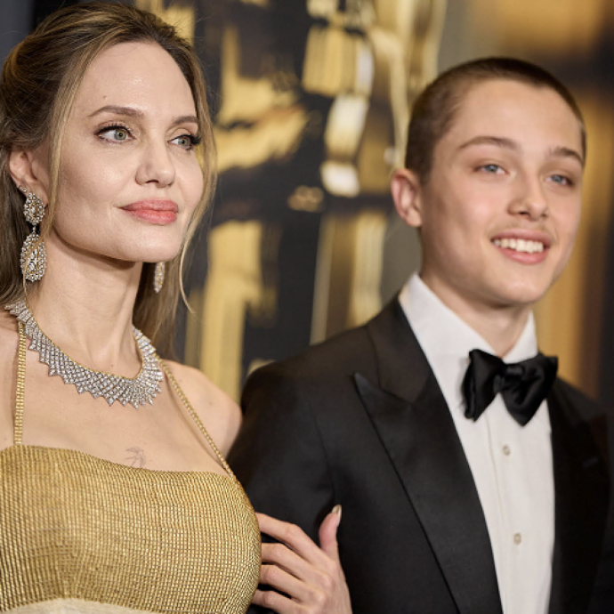 Angelina Jolie presenta il figlio Knox sul red carpet dei Governors Awards: “Assomiglia molto a papà Brad Pitt”