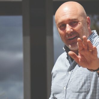 Copertina di Evasione fiscale, Bandecchi rinviato a giudizio: “20 milioni di imposte non pagate dalla sua Unicusano”