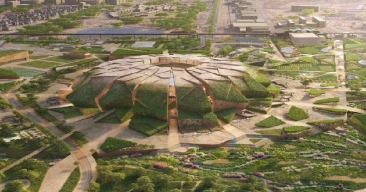 “Strizziamo i vestiti zuppi di sudore, ma non possiamo scappare”: i lavoratori sfruttati per preparare i Mondiali 2034 in Arabia Saudita