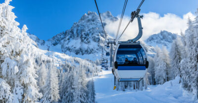 Copertina di Cabinovia per Milano-Cortina, l’alert dell’Agenzia per la sicurezza: “Mancano certificazioni Ue e nulla osta su frane e valanghe”