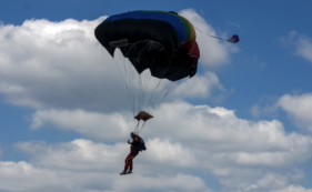 Copertina di Corpo senza vita di un paracadutista trovato “a diversi chilometri dal luogo previsto per l’atterraggio”