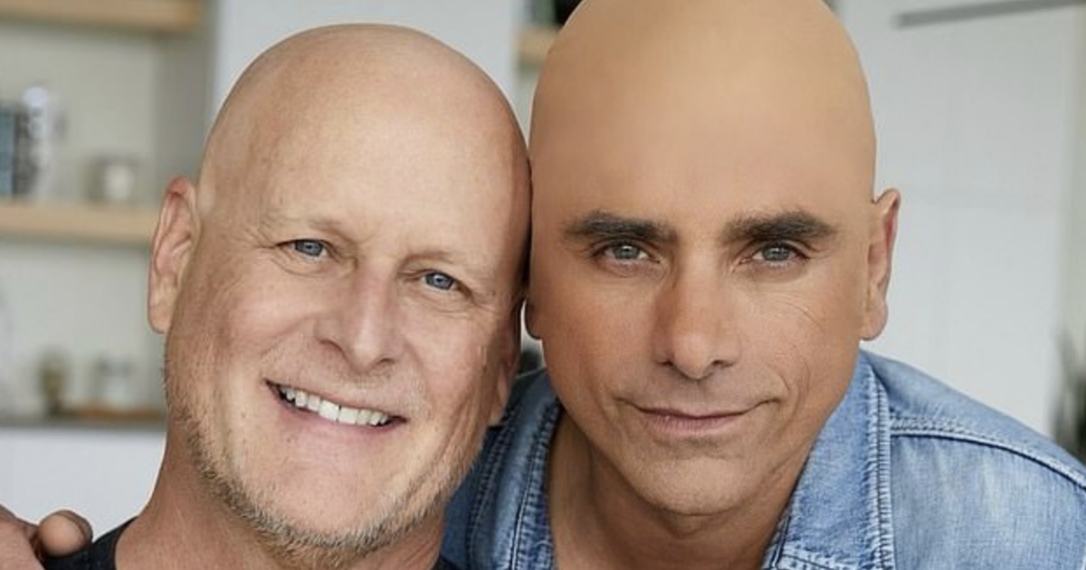 “Non è così che si sostiene chi è malato di cancro”: polemiche contro John Stamos per aver indossato una calotta calva con il collega Dave Coulier