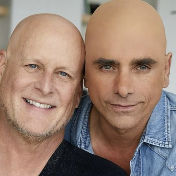 “Non è così che si sostiene chi è malato di cancro”: polemiche contro John Stamos per aver indossato una calotta calva con il collega Dave Coulier