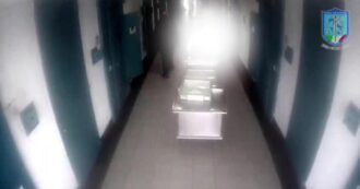 Copertina di “Torture nel carcere di Trapani”: arrestati 11 agenti della polizia penitenziaria, 14 sospesi. “Contro i detenuti anche lanci di urina”