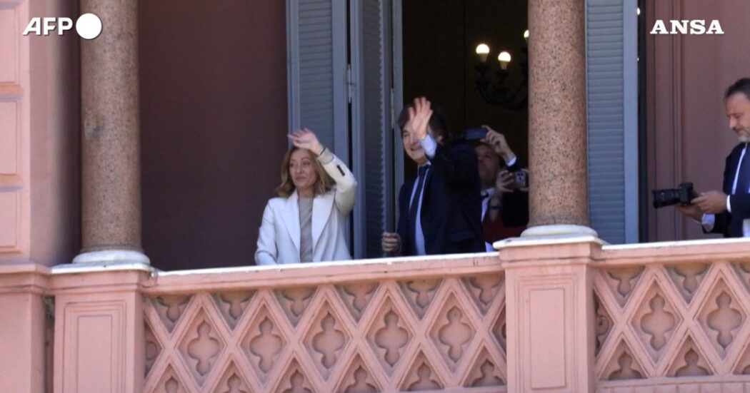 Milei e Meloni salutano la folla dal balcone del palazzo presidenziale a Buenos Aires