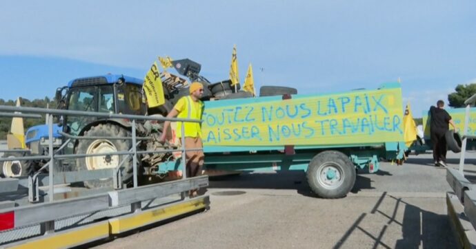 Copertina di Nuove proteste degli agricoltori in Francia e Inghilterra: trattori alla frontiera con la Spagna di Le Boulou, sui Pirenei e a Londra