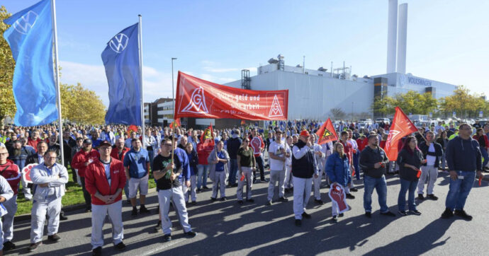 Copertina di Sindacato e lavoratori di Volkswagen provano a scongiurare chiusure e licenziamenti con un taglio agli stipendi