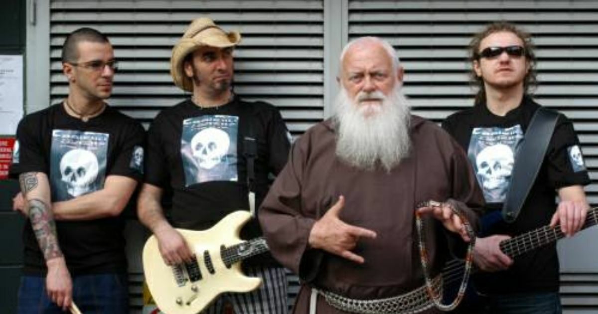 È morto padre Cesare Bonizzi “Fratello Metallo”, famoso per le sue esibizioni ai Festival heavy metal. Poi l’addio alle scene: “Il diavolo mette zizzania”