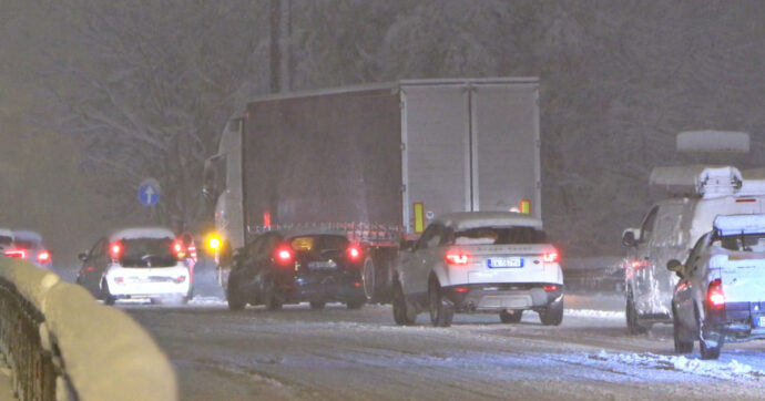 Copertina di Neve ad Aosta, auto e tir bloccati lungo la strada: intervengono i vigili del fuoco – Video