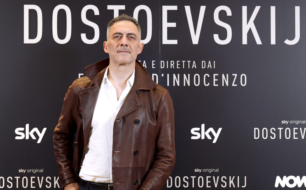 https://st.ilfattoquotidiano.it/wp-content/uploads/2024/11/21/Sky_Dostoevskij_photocall_201124%40simonapanzini-28-1050x652.jpg