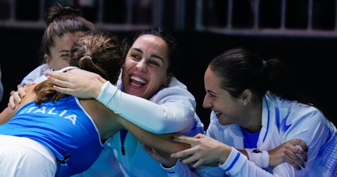 Billie Jean King Cup, la gioia delle azzurre è incontenibile: il gesto di Paolini fa commuovere Errani – Video