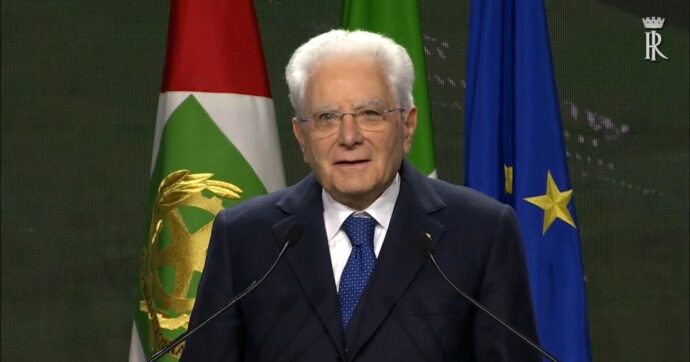 Copertina di Mattarella all’Anci, standing ovation e oltre un minuto di applausi per il presidente della Repubblica