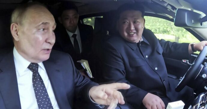 Putin regala a Kim Jong-un un leone, due orsi e altre decine di animali. “Dallo zoo di Mosca a quello di Pyongyang”