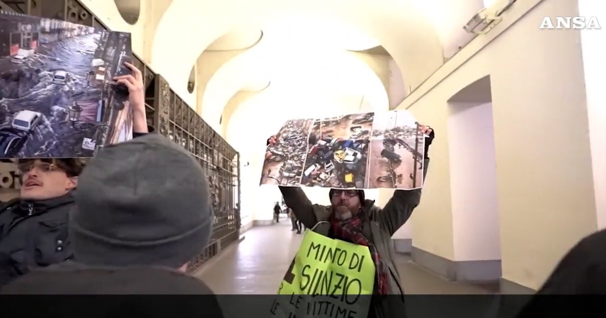 Azione di Ultima Generazione al Torino film festival per i disastri climatici: allontanati dalla polizia – Video