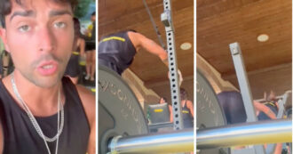Copertina di “Trauma cranico e spostamento delle vertebre cervicali”: l’ex tronista Davide Donadei fa cadere un attrezzo in testa alla tiktoker mentre si allena in palestra – VIDEO