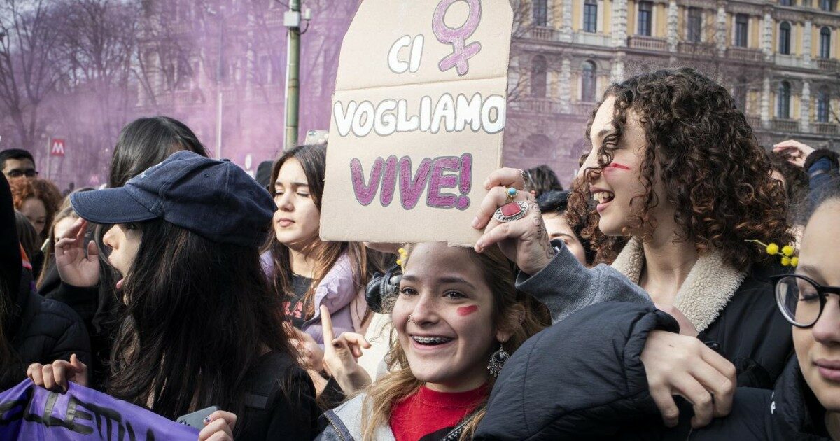 Basta col chiedere alle donne: “Perché non denunci?”. Tutti hanno la responsabilità di agire