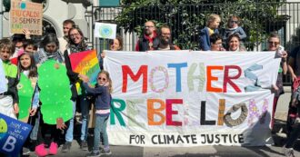 Copertina di Mothers Rebellion, l’attivismo delle mamme “in cerchio” con i figli per chiedere giustizia climatica. A Milano il 23 novembre