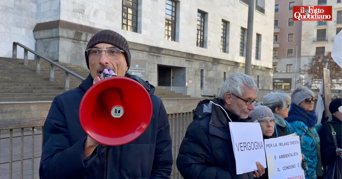 “La festa dei costruttori e la disperazione dei cittadini, ora la città avrà molti soldi in meno per i servizi”: il sit in contro il Salva Milano