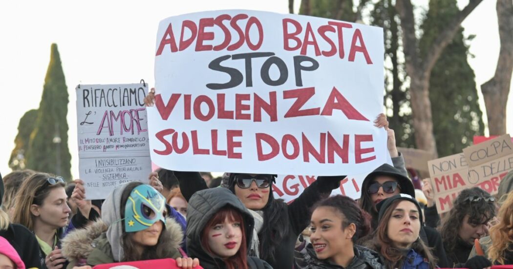 Sul lavoro le donne sono più esposte alle violenze: “Molestata con i colleghi in attesa fuori dalla porta”. “Ricordo lo sguardo del capo che mi seguiva ovunque”