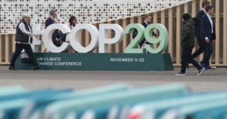 Copertina di Cop29 sul clima, tra chi punta i piedi sul fossile ai contentini sui fondi: la battaglia per trovare un accordo (che rischia di saltare)