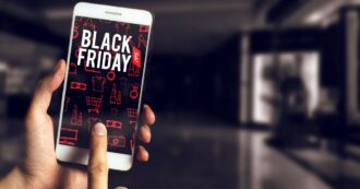 Copertina di “Attenti alle truffe del Black Friday: se cliccate i link con smartphone e vestiti griffati in super sconto, vi rubano i soldi”: l’allarme di Assoutenti