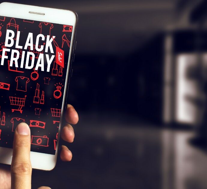 “Attenti alle truffe del Black Friday: se cliccate i link con smartphone e vestiti griffati in super sconto, vi rubano i soldi”: l’allarme di Assoutenti