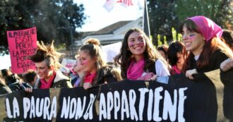 Copertina di In migliaia al corteo contro la violenza sulle donne a Roma: “Valditara? Il patriarcato esiste”
