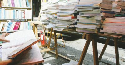Copertina di Tsundoku non è un vizio, ma un’abitudine sempre più comune: il bisogno di comprare libri, accumularli e di rimandarne la lettura domani o tra anni