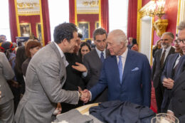 Copertina di Moda, sostenibilità e rigenerazione: Brunello Cucinelli incontra Re Carlo II per fare il punto sul progetto in Himalaya
