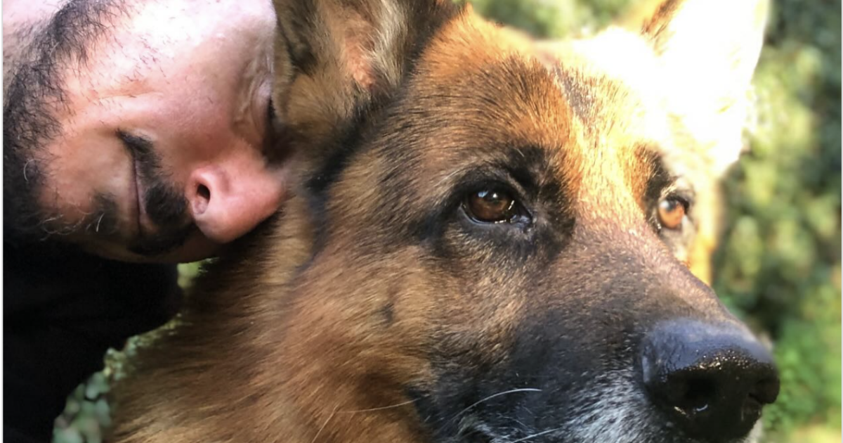 Lutto per Luca Bizzarri, è morto il suo cane Smog: “Eravamo proprio belli insieme”